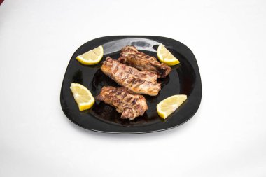 Yeni hazırlanmış yemek / yemek bir restoranda servis edilecek.