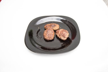 Yeni hazırlanmış yemek / yemek bir restoranda servis edilecek.