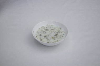 Yeni hazırlanmış yemek / yemek bir restoranda servis edilecek.