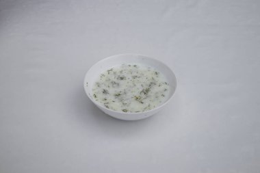 Yeni hazırlanmış yemek / yemek bir restoranda servis edilecek.