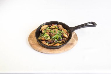 Yeni hazırlanmış yemek / yemek bir restoranda servis edilecek.