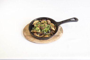 Yeni hazırlanmış yemek / yemek bir restoranda servis edilecek.