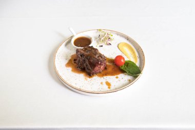 Yeni hazırlanmış yemek / yemek bir restoranda servis edilecek.