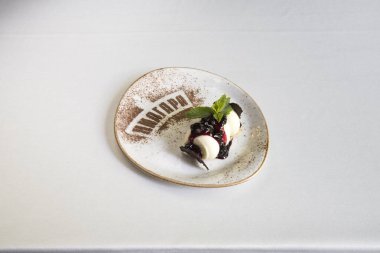 Yeni hazırlanmış yemek / yemek bir restoranda servis edilecek.