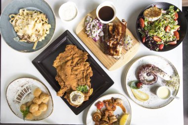 Yeni hazırlanmış yemek / yemek bir restoranda servis edilecek.