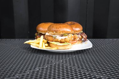 Yeni hazırlanmış yemek / yemek bir restoranda servis edilecek.