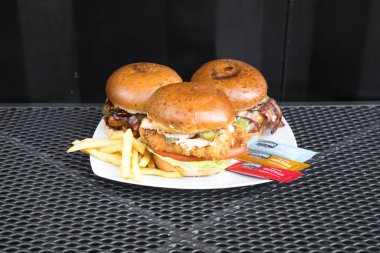 Yeni hazırlanmış yemek / yemek bir restoranda servis edilecek.