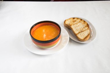 Yeni hazırlanmış yemek / yemek bir restoranda servis edilecek.