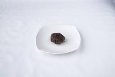 Yeni hazırlanmış yemek / yemek bir restoranda servis edilecek.