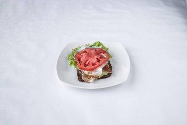 Yeni hazırlanmış yemek / yemek bir restoranda servis edilecek.