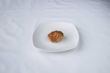 Yeni hazırlanmış yemek / yemek bir restoranda servis edilecek.