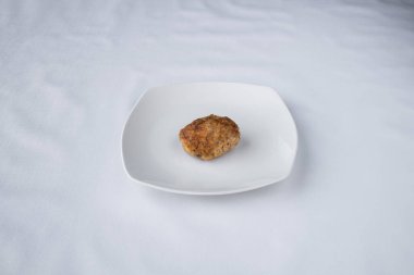 Yeni hazırlanmış yemek / yemek bir restoranda servis edilecek.