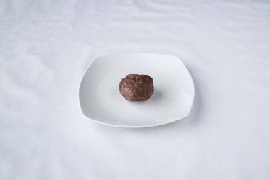 Yeni hazırlanmış yemek / yemek bir restoranda servis edilecek.