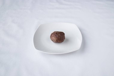 Yeni hazırlanmış yemek / yemek bir restoranda servis edilecek.