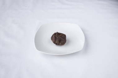 Yeni hazırlanmış yemek / yemek bir restoranda servis edilecek.