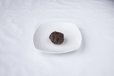 Yeni hazırlanmış yemek / yemek bir restoranda servis edilecek.