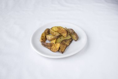 Yeni hazırlanmış yemek / yemek bir restoranda servis edilecek.