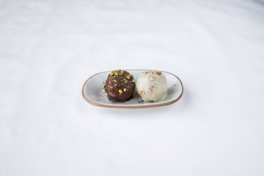 Yeni hazırlanmış yemek / yemek bir restoranda servis edilecek.