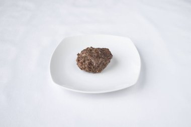 Yeni hazırlanmış yemek / yemek bir restoranda servis edilecek.