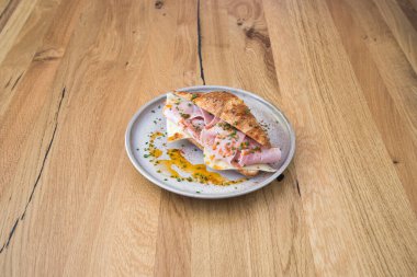 Yeni hazırlanmış yemek / yemek bir restoranda servis edilecek.