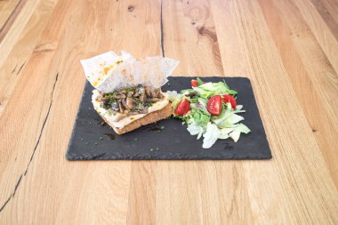 Yeni hazırlanmış yemek / yemek bir restoranda servis edilecek.