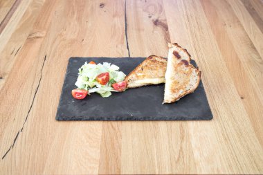 Yeni hazırlanmış yemek / yemek bir restoranda servis edilecek.