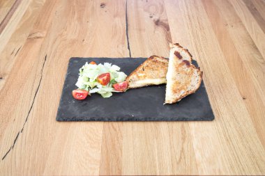 Yeni hazırlanmış yemek / yemek bir restoranda servis edilecek.