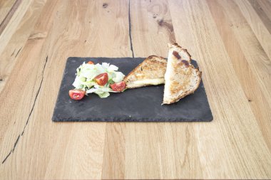 Yeni hazırlanmış yemek / yemek bir restoranda servis edilecek.