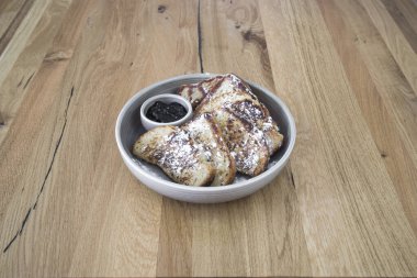 Yeni hazırlanmış yemek / yemek bir restoranda servis edilecek.