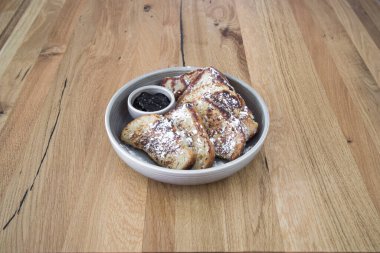 Yeni hazırlanmış yemek / yemek bir restoranda servis edilecek.