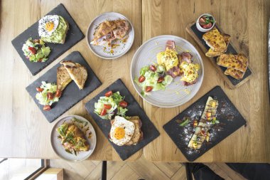 Yeni hazırlanmış yemek / yemek bir restoranda servis edilecek.