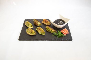 Yeni hazırlanmış yemek / yemek bir restoranda servis edilecek.