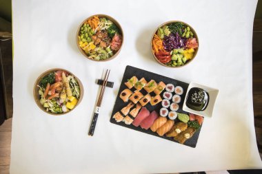 Yeni hazırlanmış yemek / yemek bir restoranda servis edilecek.