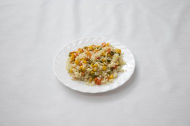 Yeni hazırlanmış yemek / yemek bir restoranda servis edilecek.