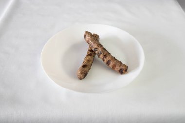 Yeni hazırlanmış yemek / yemek bir restoranda servis edilecek.
