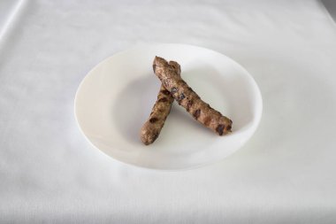 Yeni hazırlanmış yemek / yemek bir restoranda servis edilecek.