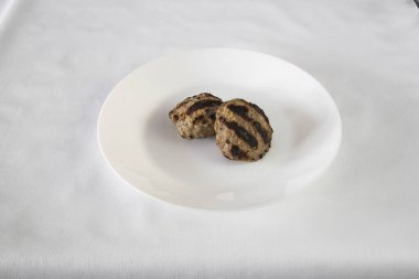 Yeni hazırlanmış yemek / yemek bir restoranda servis edilecek.