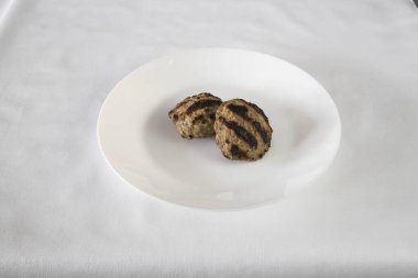 Yeni hazırlanmış yemek / yemek bir restoranda servis edilecek.