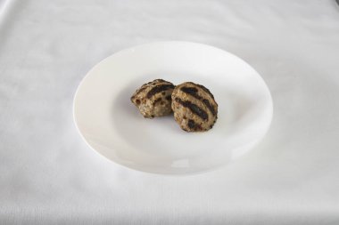 Yeni hazırlanmış yemek / yemek bir restoranda servis edilecek.