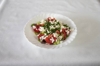 Yeni hazırlanmış yemek / yemek bir restoranda servis edilecek.