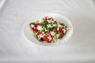 Yeni hazırlanmış yemek / yemek bir restoranda servis edilecek.