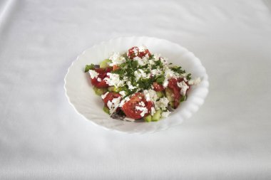 Yeni hazırlanmış yemek / yemek bir restoranda servis edilecek.