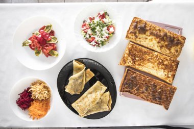 Yeni hazırlanmış yemek / yemek bir restoranda servis edilecek.