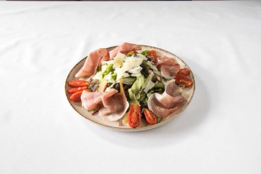 Yeni hazırlanmış yemek / yemek bir restoranda servis edilecek.