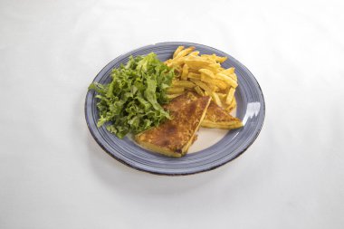 Yeni hazırlanmış yemek / yemek bir restoranda servis edilecek.