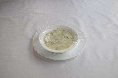 Yeni hazırlanmış yemek / yemek bir restoranda servis edilecek.