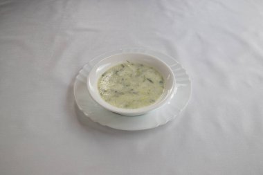 Yeni hazırlanmış yemek / yemek bir restoranda servis edilecek.