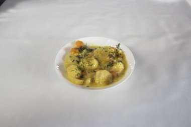 Yeni hazırlanmış yemek / yemek bir restoranda servis edilecek.