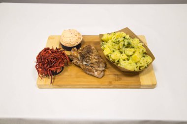 Yeni hazırlanmış yemek / yemek bir restoranda servis edilecek.