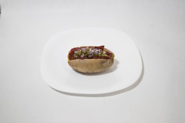 Yeni hazırlanmış yemek / yemek bir restoranda servis edilecek.